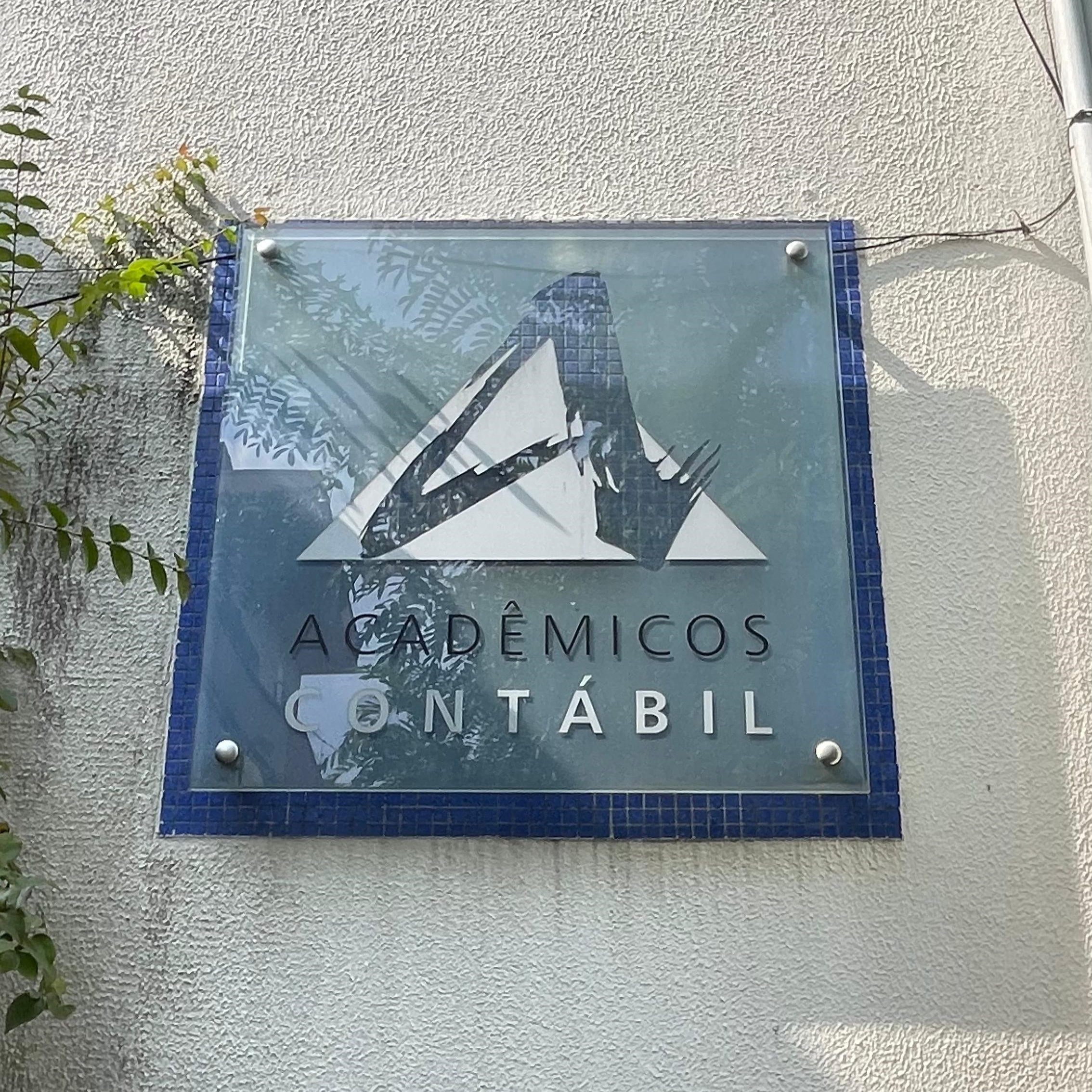 Placa com a marca do Escritório Acadêmicos Contábil