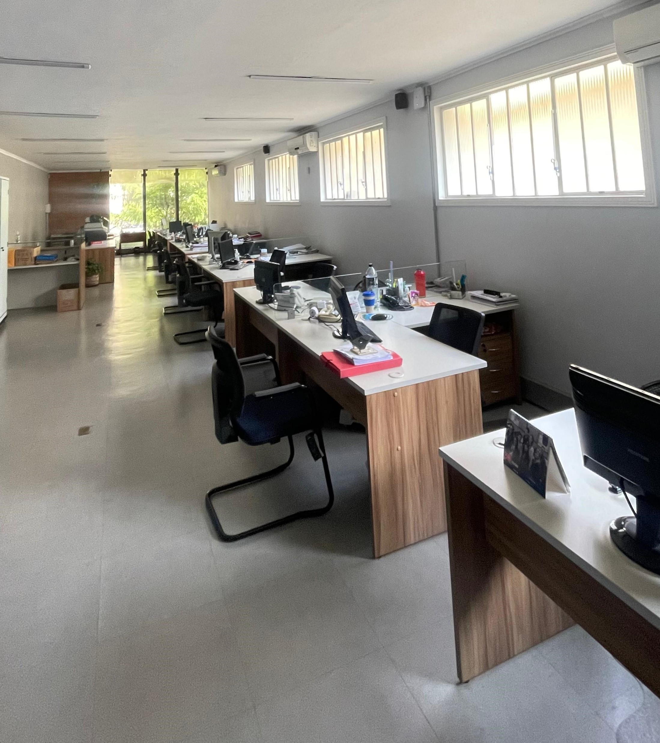 Mesas dos colaboradores do Escritório Acadêmicos Contábil